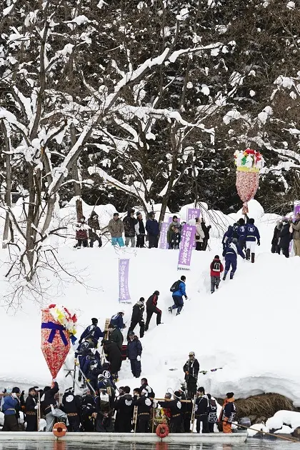 川を渡るぼんでん
