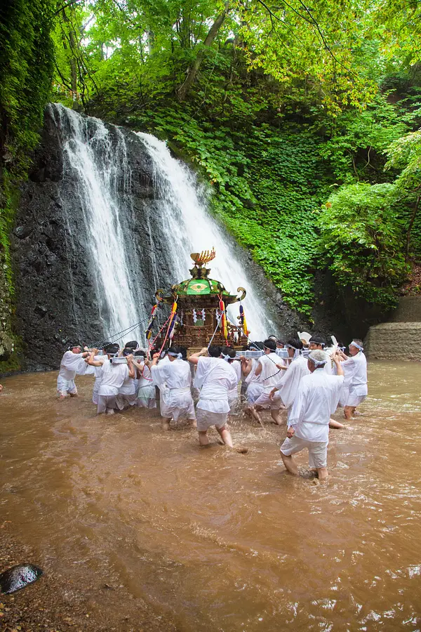 白瀑神社例大祭（みこしの滝浴び）