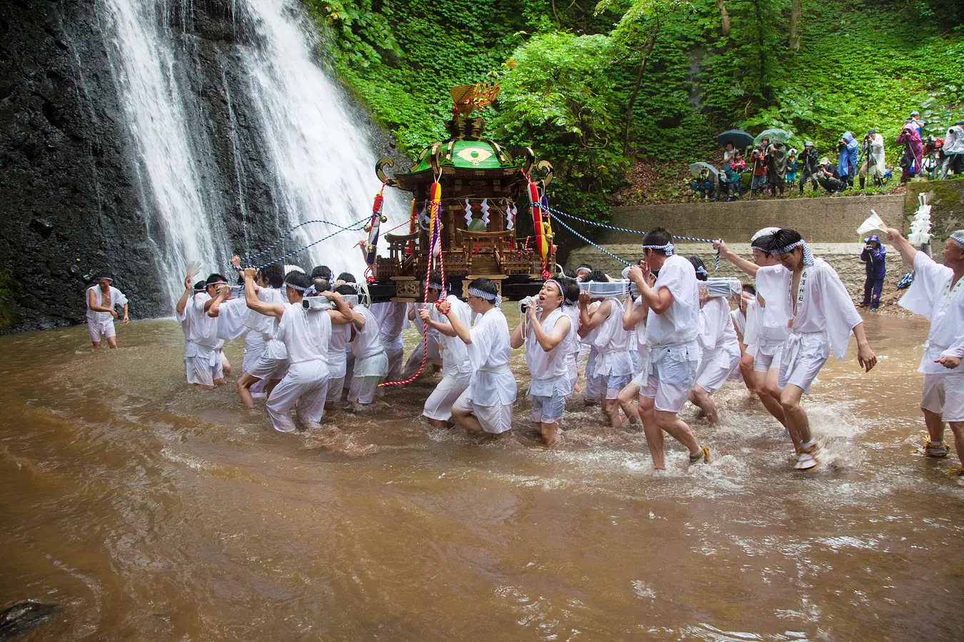 白瀑神社例大祭（みこしの滝浴び）