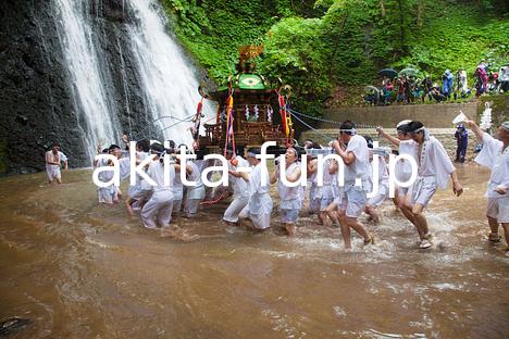 白瀑神社例大祭（みこしの滝浴び）