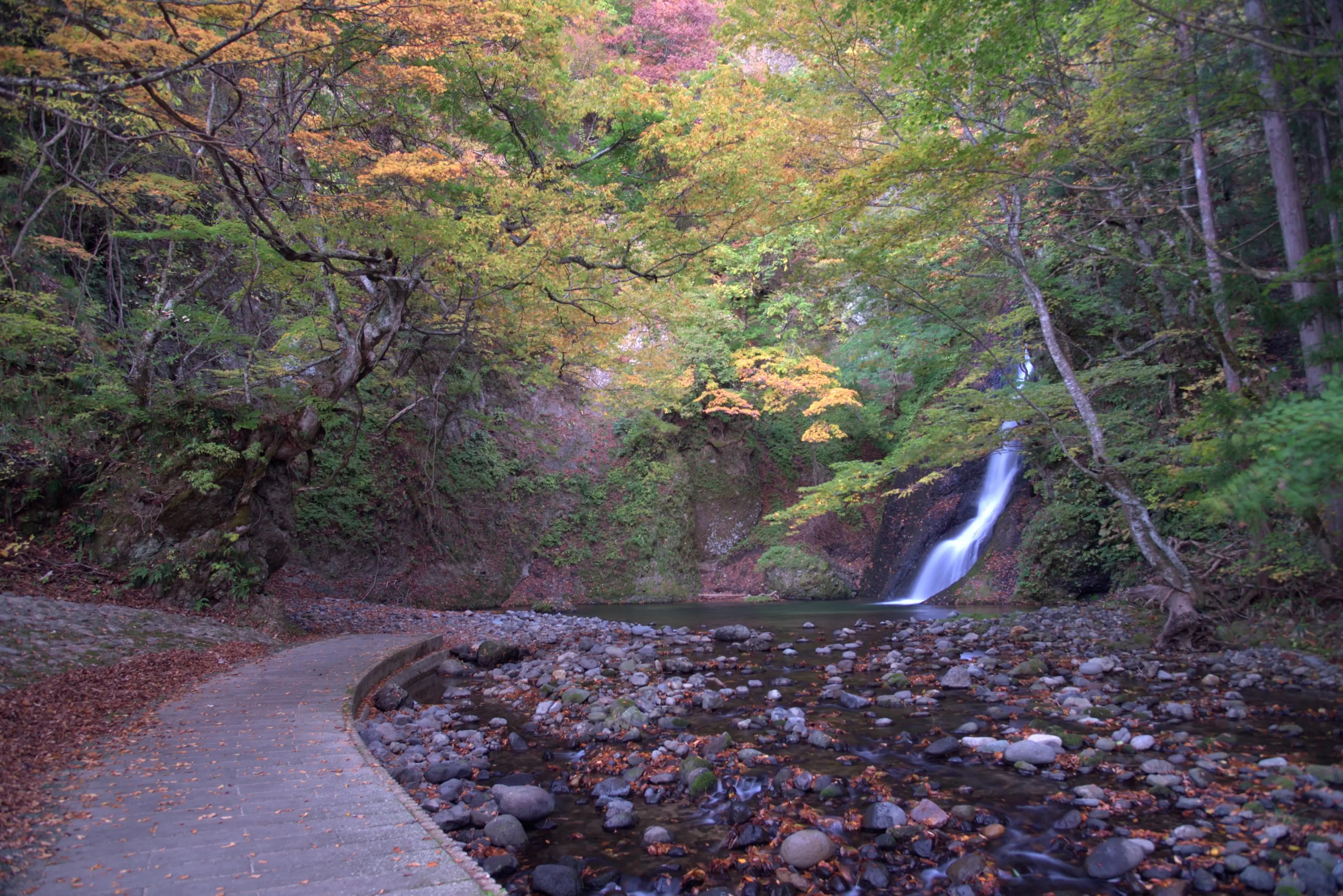 峨瓏の滝（がろうのたき）