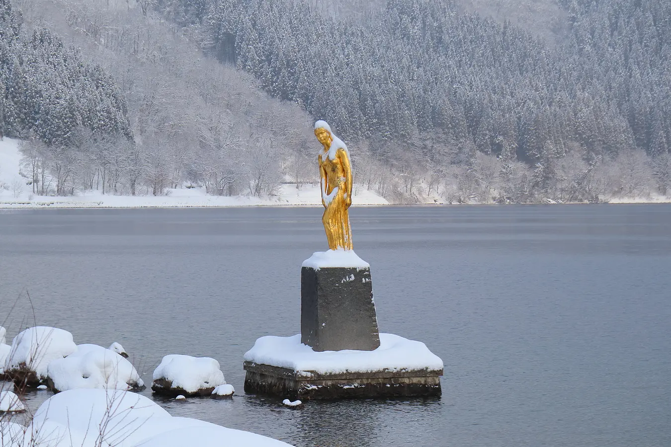 07田沢湖たつこ像