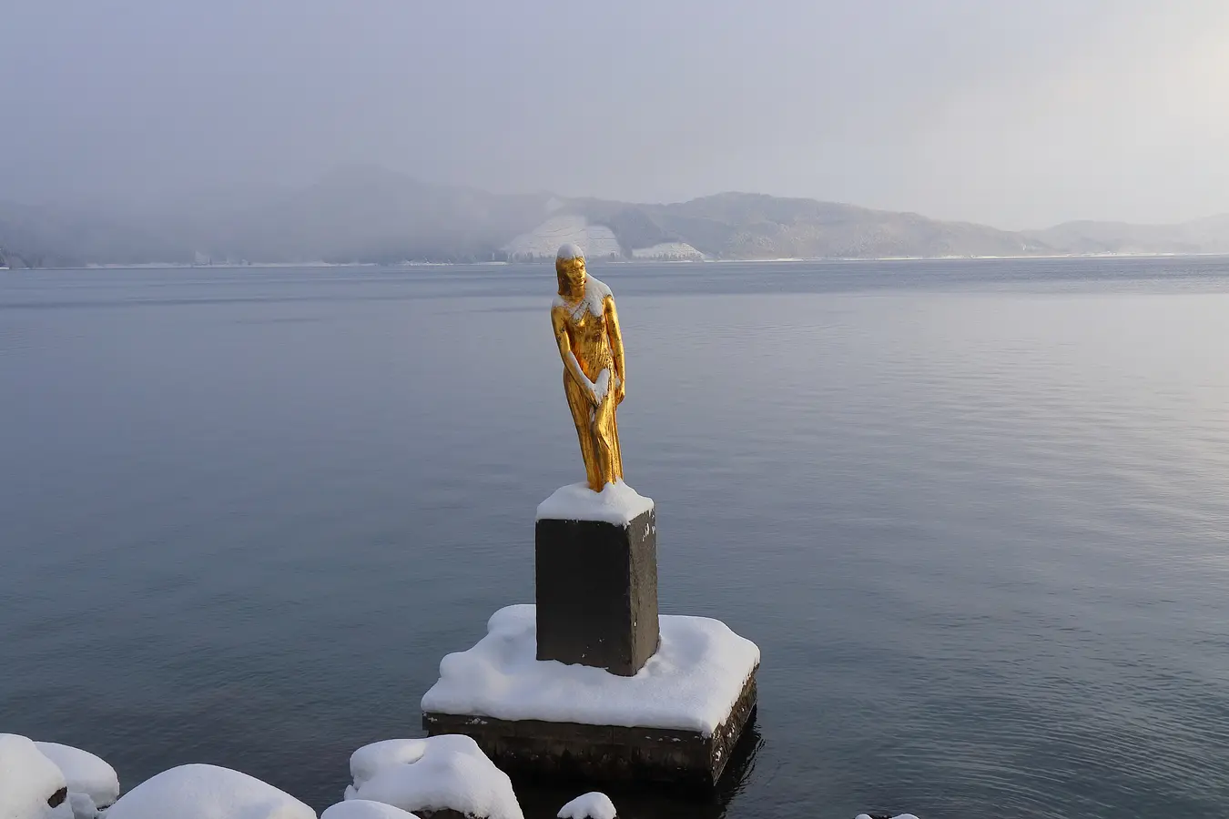 10田沢湖たつこ像