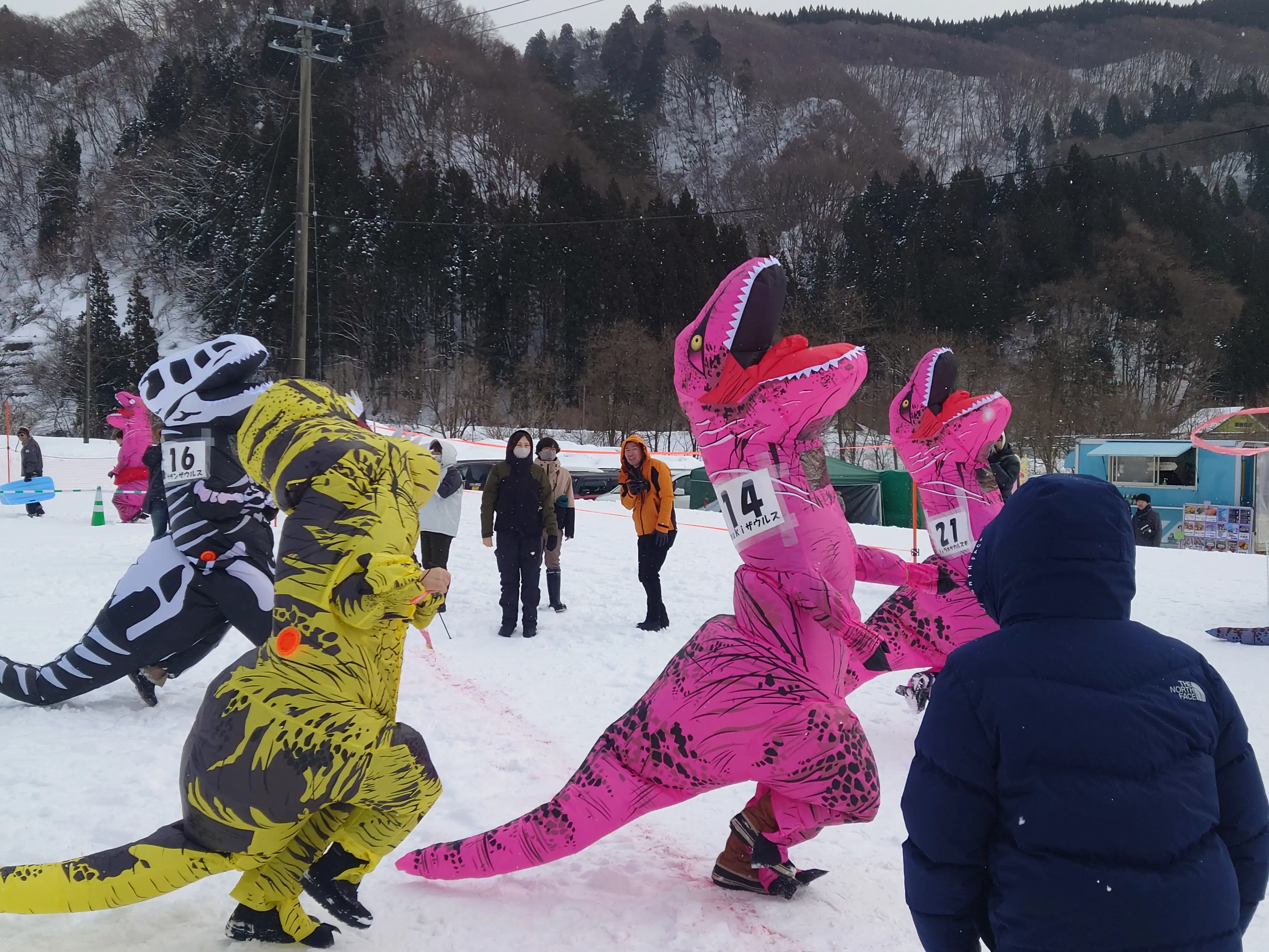 雪上ティラノサウルスレース in 惣三郎沼公園【三種町】