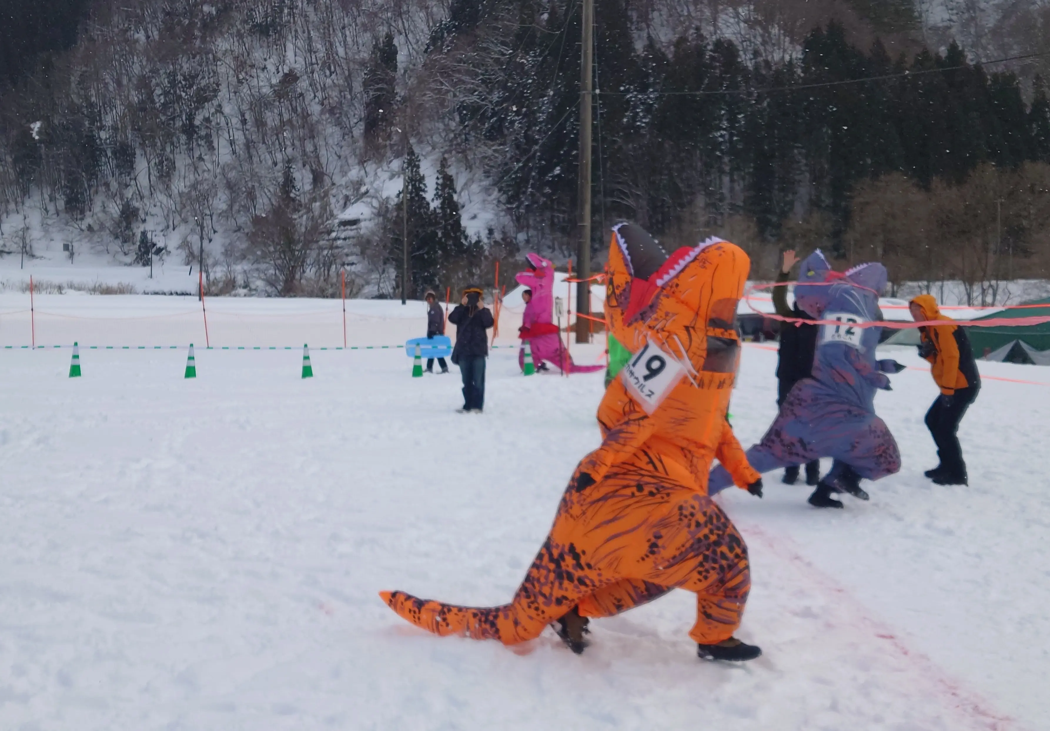 雪上ティラノサウルスレース in 惣三郎沼公園【三種町】