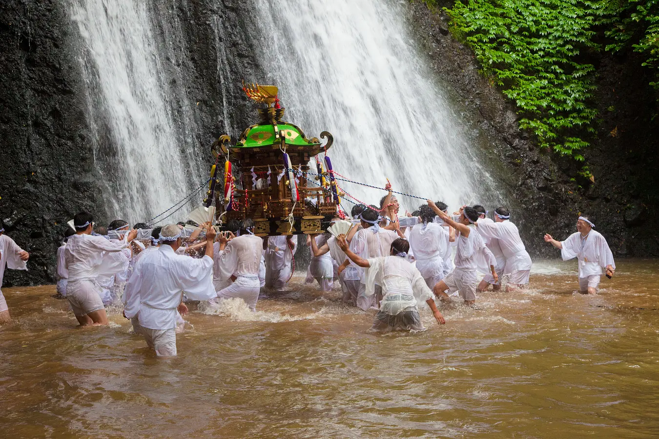 白瀑神社例大祭（みこしの滝浴び）