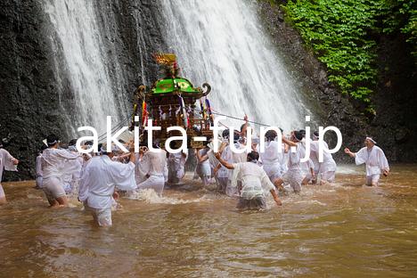 白瀑神社例大祭（みこしの滝浴び）
